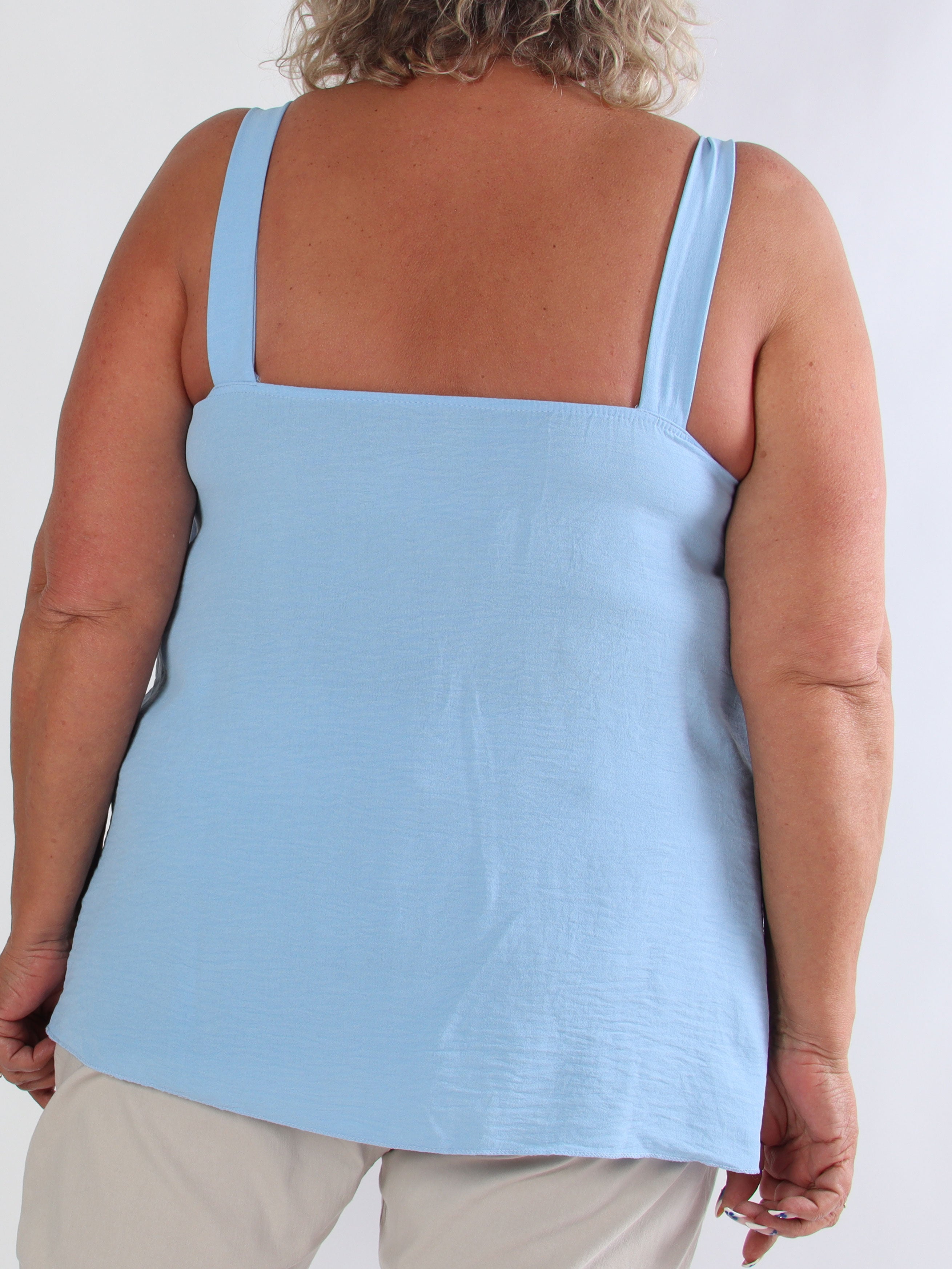 Dinah - Plus size top med dekorative guldspænder ved stropperne